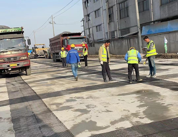 雨城老材料的新故事：玻璃纤维土工格栅如何在‘白改黑’浪潮中重获新生？
